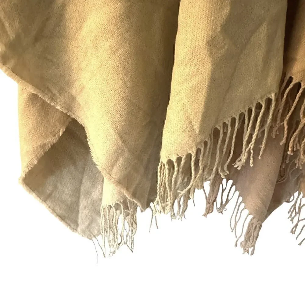 Soia & Kyo Cream Yadira Beige Woven Soft Shawl Scrarfigan Poncho‎ Fringe NWT